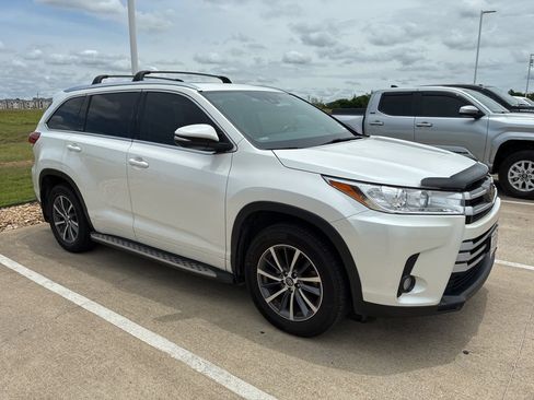 Used 2018 Toyota Highlander XLE FWD image 1