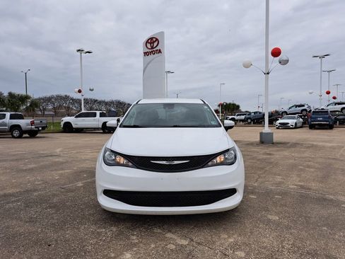 Used 2023 Chrysler Voyager LX image 2
