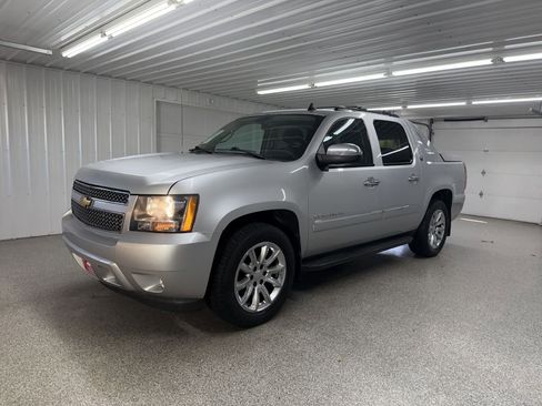 Used 2013 Chevrolet Avalanche LTZ image 3