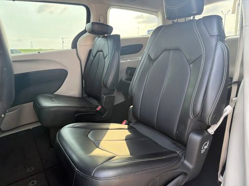 Used 2023 Chrysler Pacifica Touring-L FWD image 13