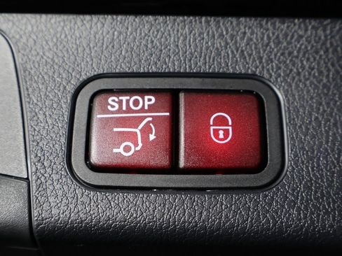 Used 2025 Mercedes-Benz GLB 250 4MATIC image 16