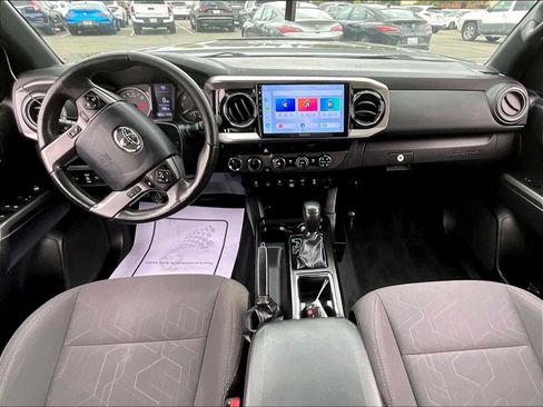 Used 2018 Toyota Tacoma TRD Off-Road w/ Technology Package AWD/4WD image 17