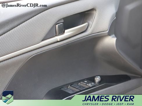 Used 2025 Toyota Camry SE image 21