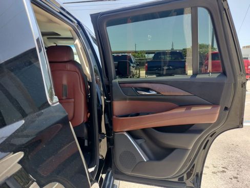 Used 2015 Cadillac Escalade Luxury AWD/4WD image 23