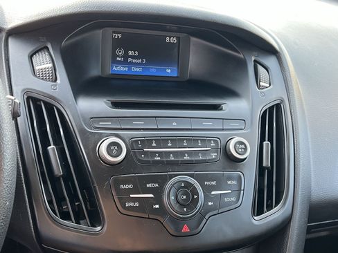 Used 2017 Ford Focus SE FWD image 18