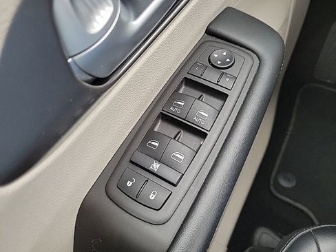 Used 2024 Chrysler Pacifica Touring-L FWD image 24
