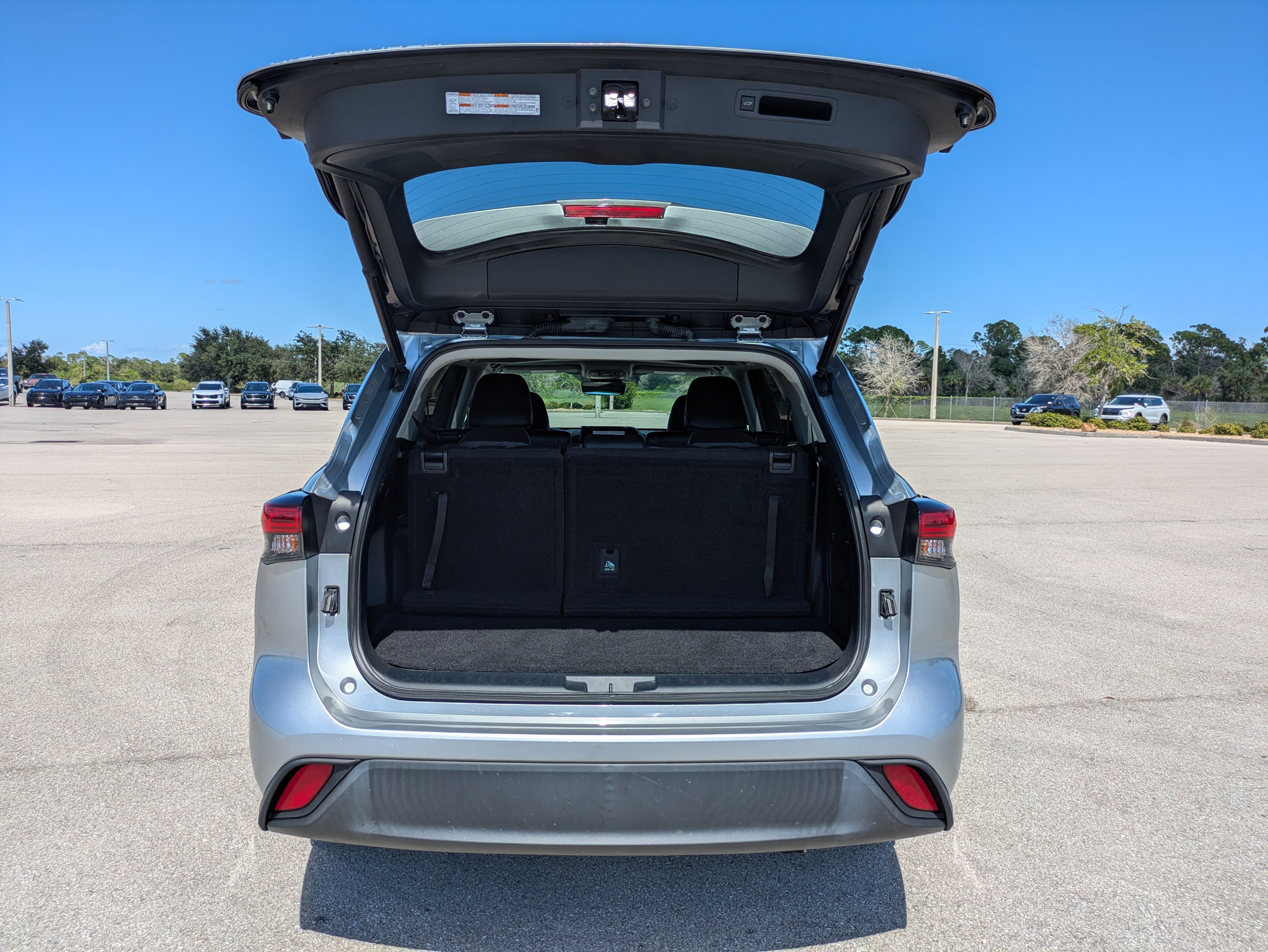 Used 2023 Toyota Highlander XLE FWD image 32