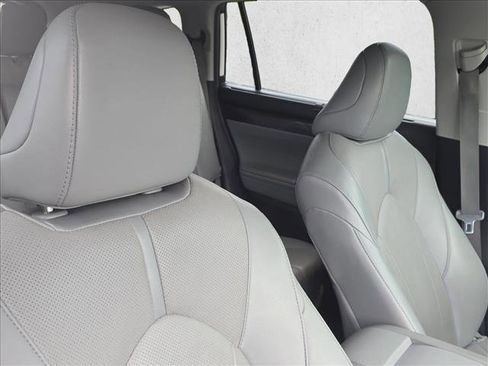 Used 2023 Toyota Highlander Limited FWD image 23