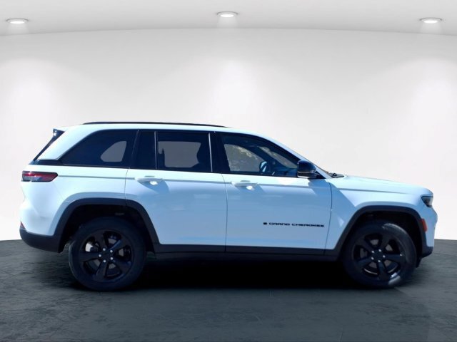 Used 2023 Jeep Grand Cherokee Altitude AWD/4WD image 7