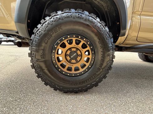 Used 2017 Toyota Tacoma TRD Off-Road w/ Premium & Technology Package image 36