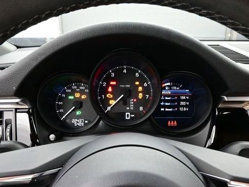 Certified 2022 Porsche Macan AWD/4WD image 9