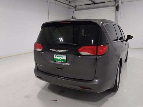 Used 2022 Chrysler Voyager LX image 7