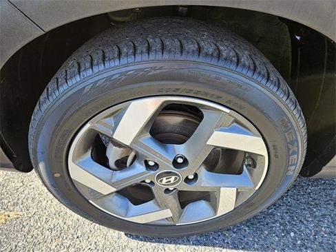 Used 2023 Hyundai Venue SEL image 18