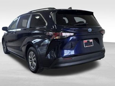 Used 2023 Toyota Sienna LE image 3