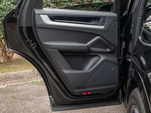 Used 2025 Porsche Cayenne E-Hybrid Coupe image 33