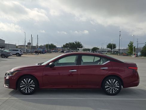 Used 2025 Nissan Altima 2.5 SV FWD image 7