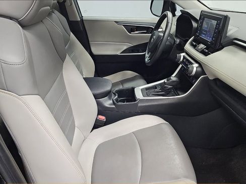 Used 2022 Toyota RAV4 XLE Premium FWD image 6