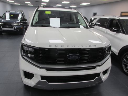 New 2025 Ford Expedition Platinum image 2