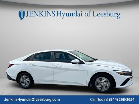 New 2026 Hyundai Elantra SE FWD image 2