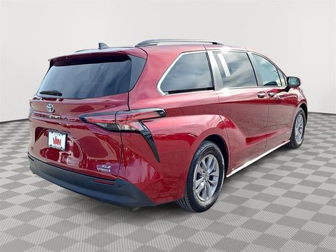 Used 2021 Toyota Sienna XLE image 5