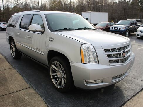 Used 2013 Cadillac Escalade ESV Premium image 2