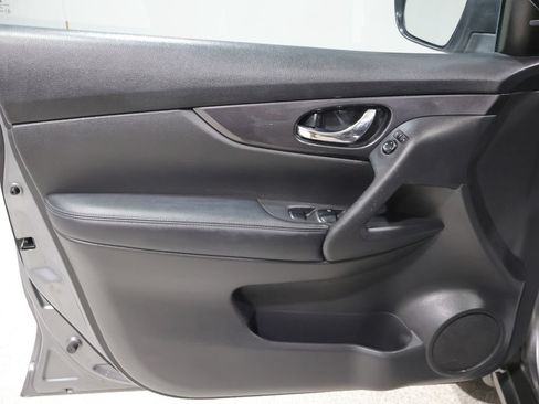 Used 2017 Nissan Rogue SV AWD/4WD image 13