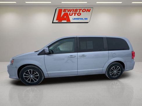 Used 2018 Dodge Grand Caravan SE image 2