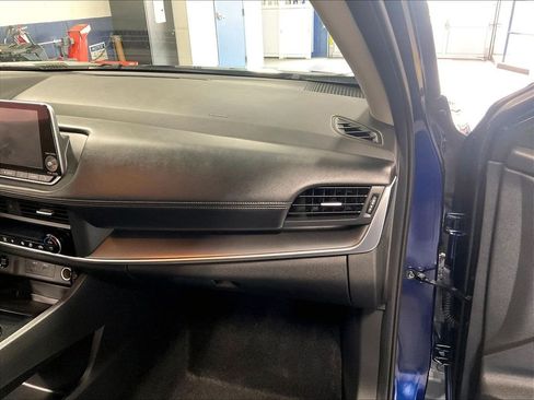 Used 2025 Nissan Rogue SV AWD/4WD image 13