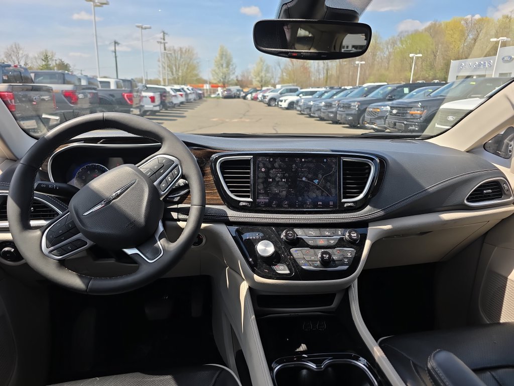 Certified 2024 Chrysler Pacifica Limited FWD image 19