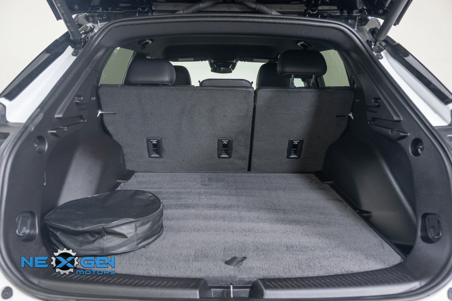 Used 2024 Chevrolet Equinox EV RS FWD image 33