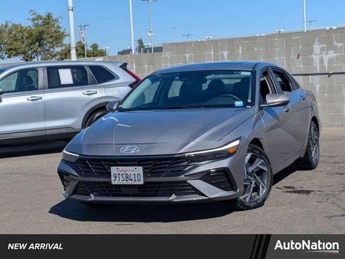 Used 2025 Hyundai Elantra Limited image 1