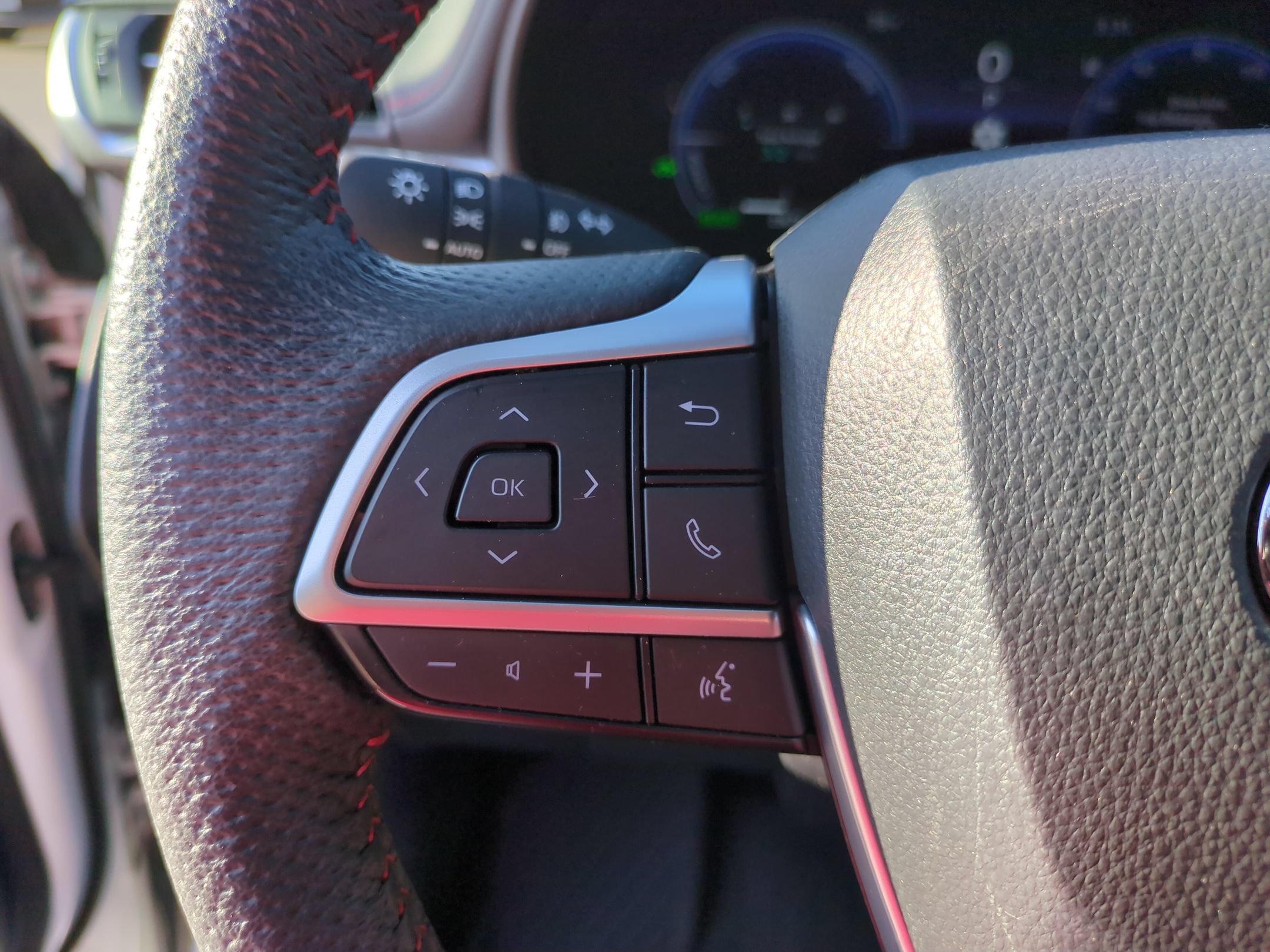 Used 2025 Toyota Sienna XSE FWD image 19