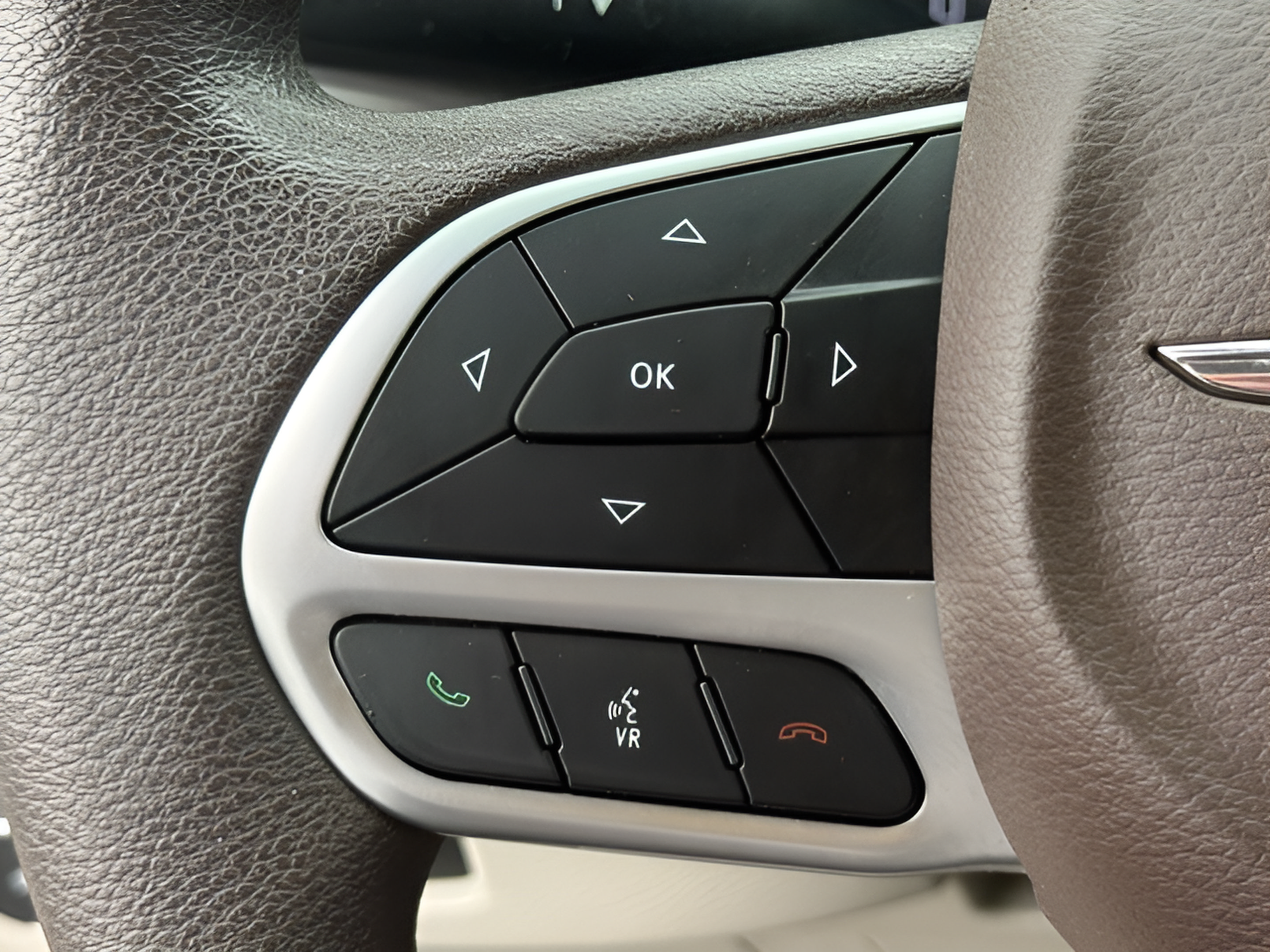 Used 2018 Chrysler Pacifica Touring Plus w/ Tire & Wheel Group FWD image 27