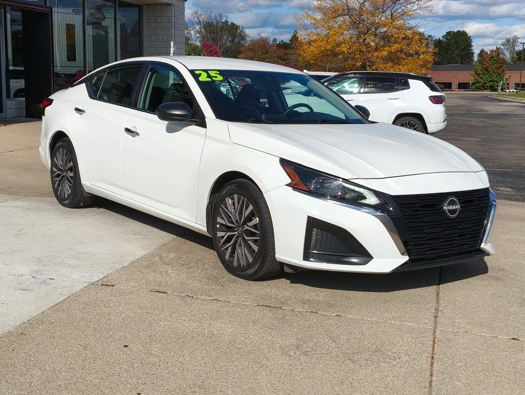 Used 2025 Nissan Altima 2.5 SV FWD image 3