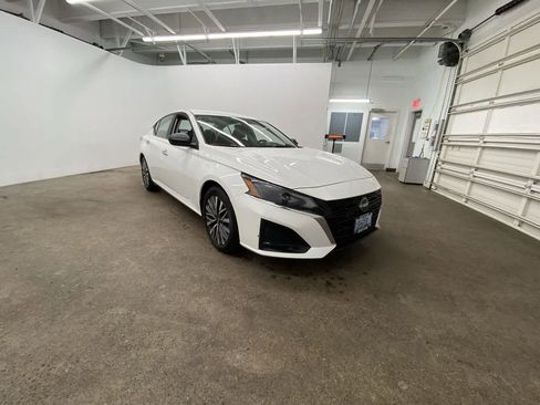 Used 2025 Nissan Altima 2.5 SV FWD image 8