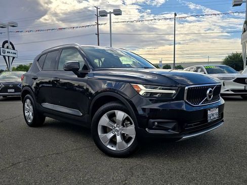Used 2021 Volvo XC40 T4 Momentum image 1