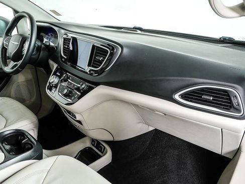 Used 2018 Chrysler Pacifica Touring-L image 26