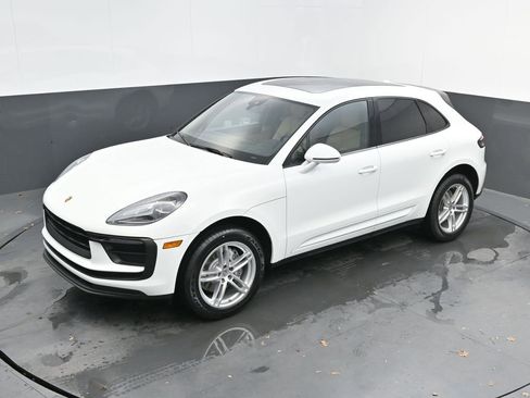 Certified 2022 Porsche Macan image 30