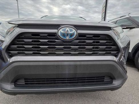 Used 2019 Toyota RAV4 LE image 2