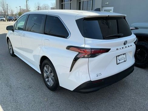 Used 2022 Toyota Sienna LE image 2