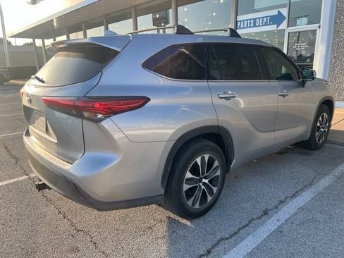Used 2020 Toyota Highlander L FWD image 3