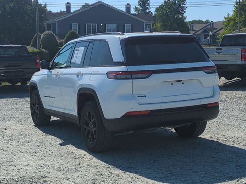 Used 2025 Jeep Grand Cherokee Altitude AWD/4WD image 8