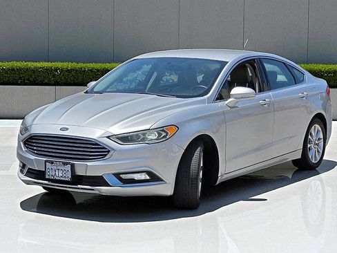 Used 2017 Ford Fusion SE image 6
