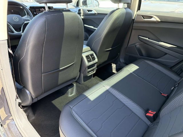 New 2026 Volkswagen Taos SE FWD image 9
