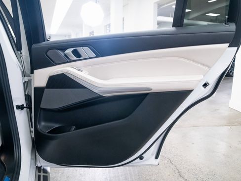 Used 2021 BMW X7 xDrive40i w/ M Sport Package image 22