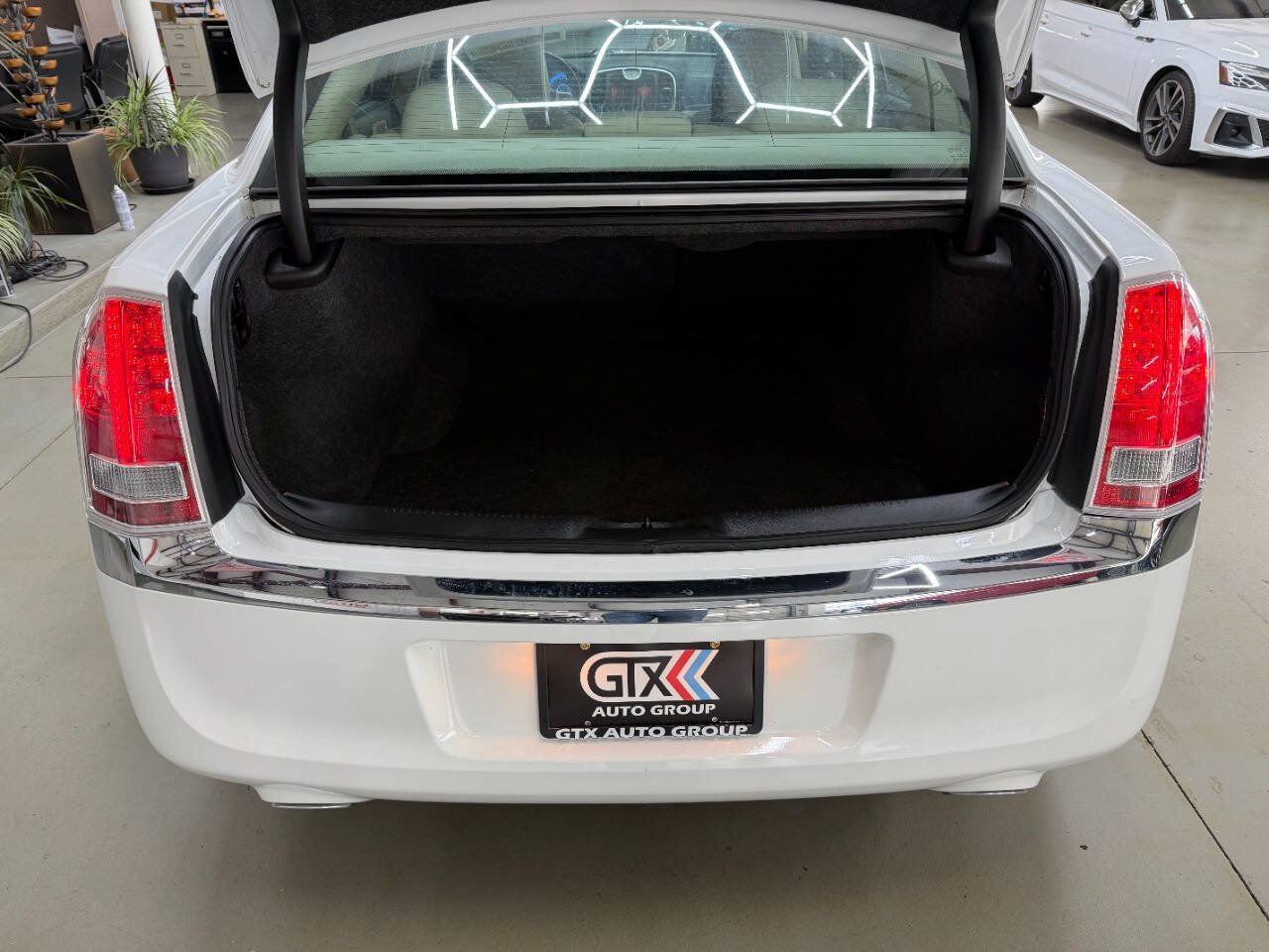 Used 2014 Chrysler 300 w/ Driver Convenience Group RWD image 9