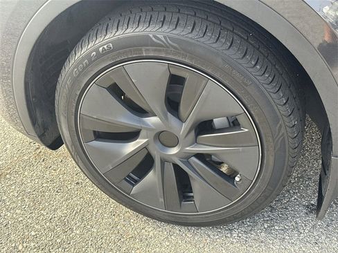 Used 2024 Tesla Model Y Long Range image 30