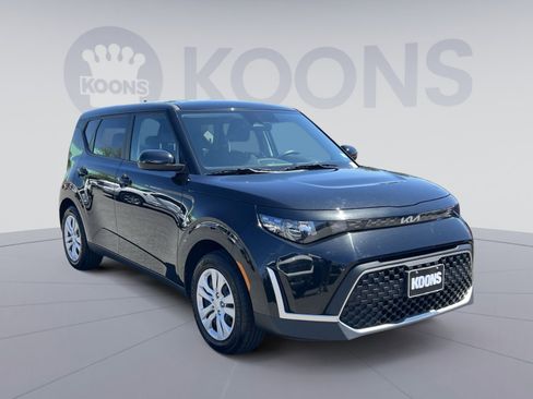 Used 2025 Kia Soul LX FWD image 2