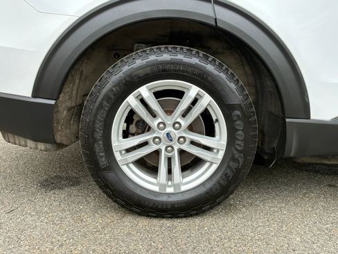 Used 2021 Ford Explorer XLT w/ Equipment Group 202A AWD/4WD image 38
