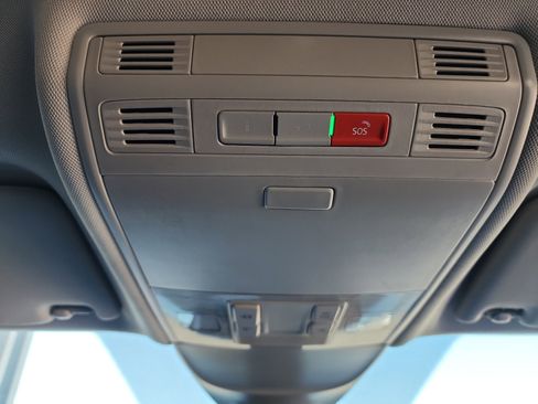 Certified 2025 Volkswagen Taos SE w/ Black Wheel Package image 33